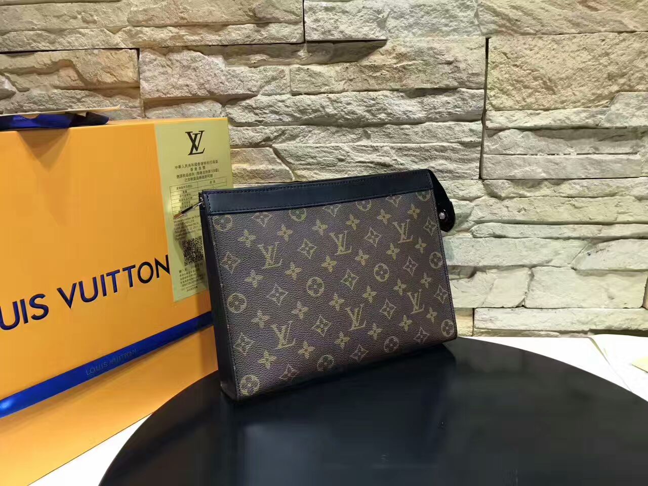 LV POCHETTE VOJAGE MM